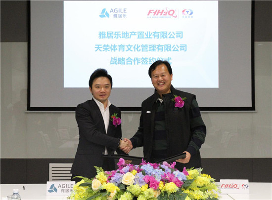 ▲ 雅居樂地產(chǎn)集團副總裁兼產(chǎn)業(yè)地產(chǎn)負責人阮家聲(左)與天榮集團董事局主席李浩杰(右)簽約成功 ▲ 雅居樂地產(chǎn)集團副總裁兼產(chǎn)業(yè)地產(chǎn)負責人阮家聲(左)與天榮集團董事局主席李浩杰(右)簽約成功
