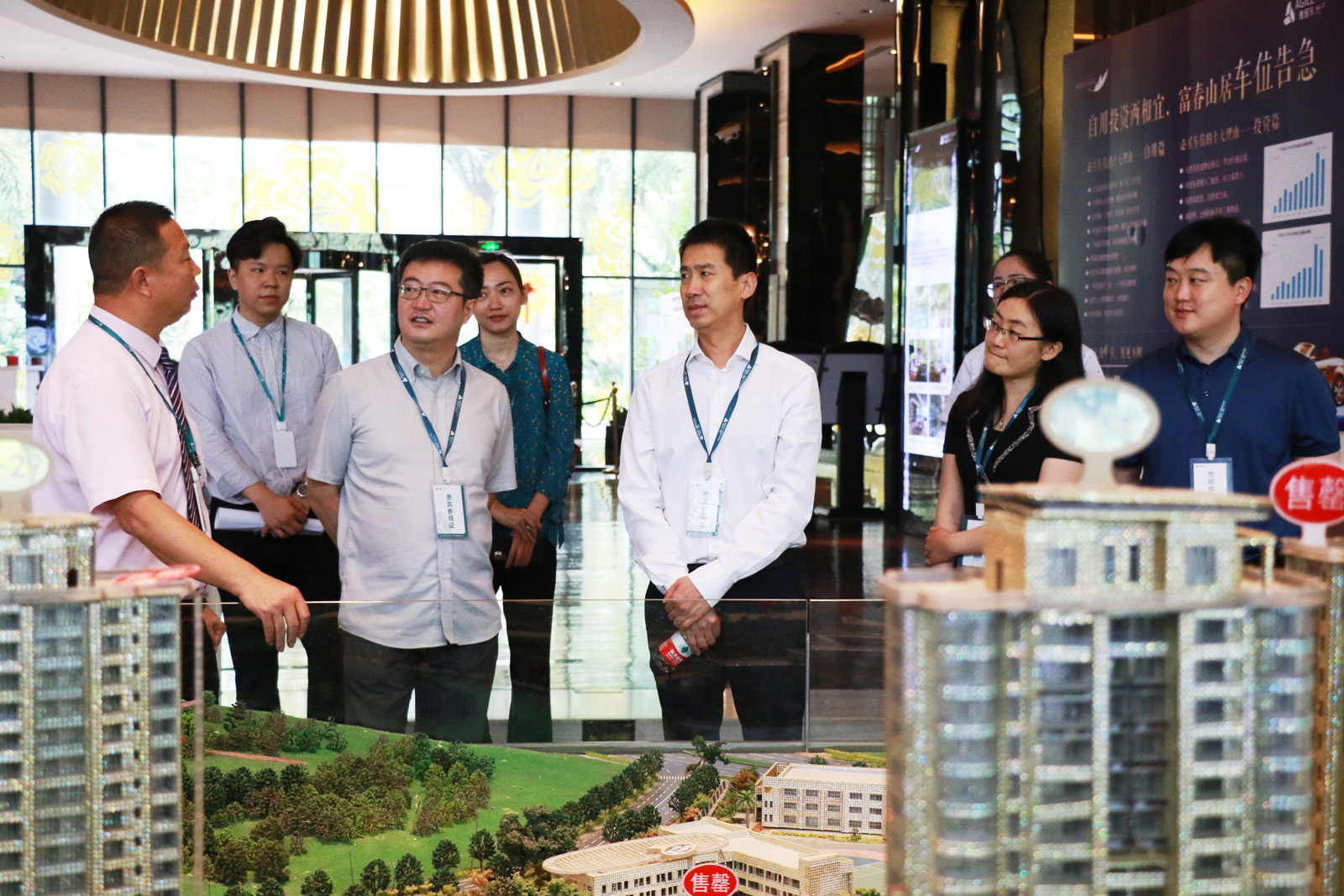 1559098037790781.jpg 中國建設(shè)報(bào)社一行參觀雅居樂富春山居銷售中心.jpg