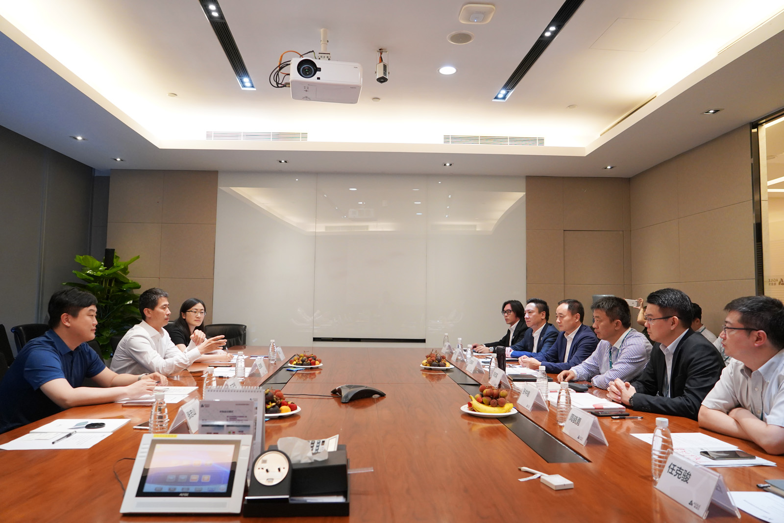 1559098132301147.jpg 雅居樂領(lǐng)導(dǎo)與中國建設(shè)報(bào)社一行進(jìn)行研討.jpg