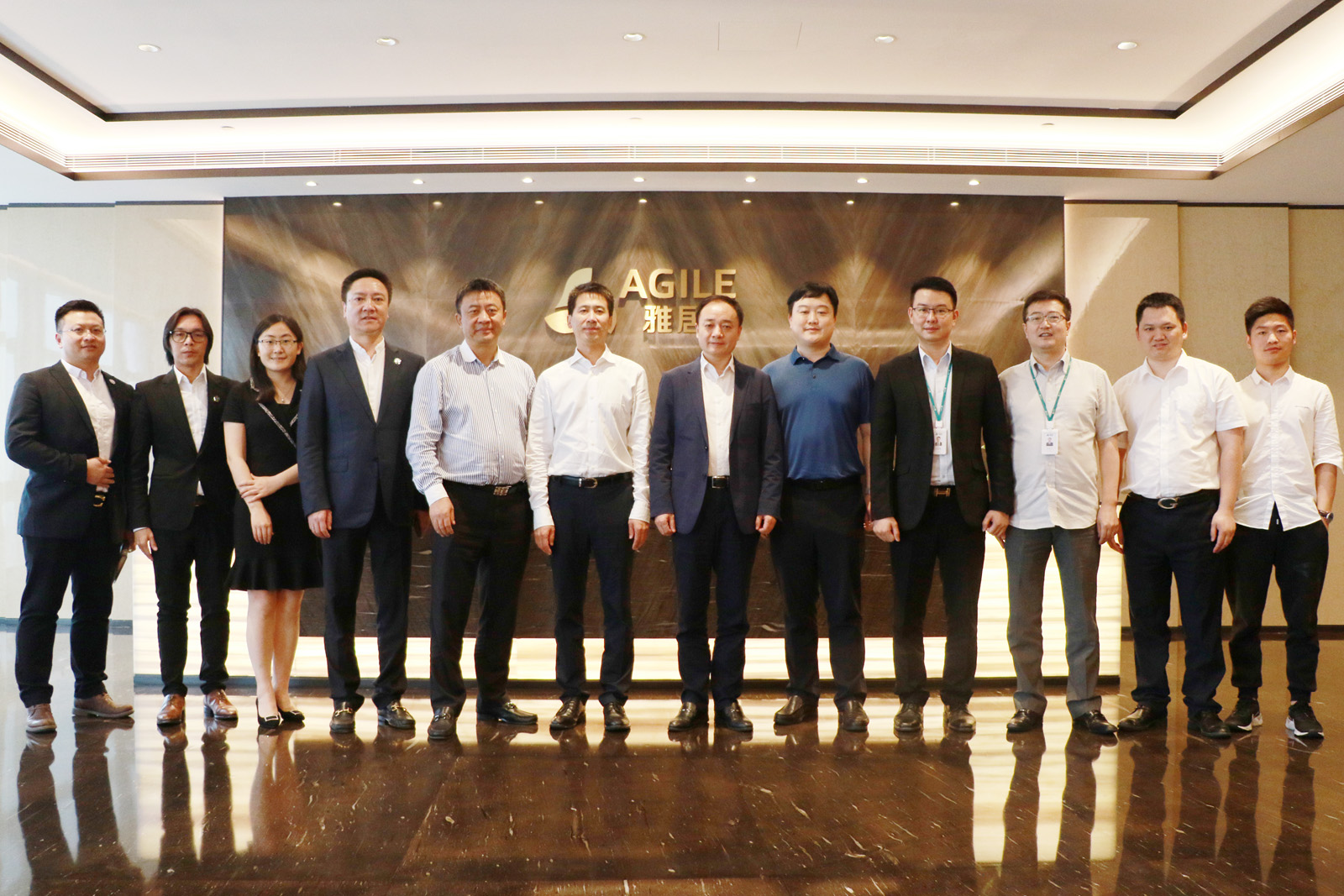 1559098330247740.jpg 雅居樂領(lǐng)導(dǎo)與中國建設(shè)報(bào)社一行合照.jpg